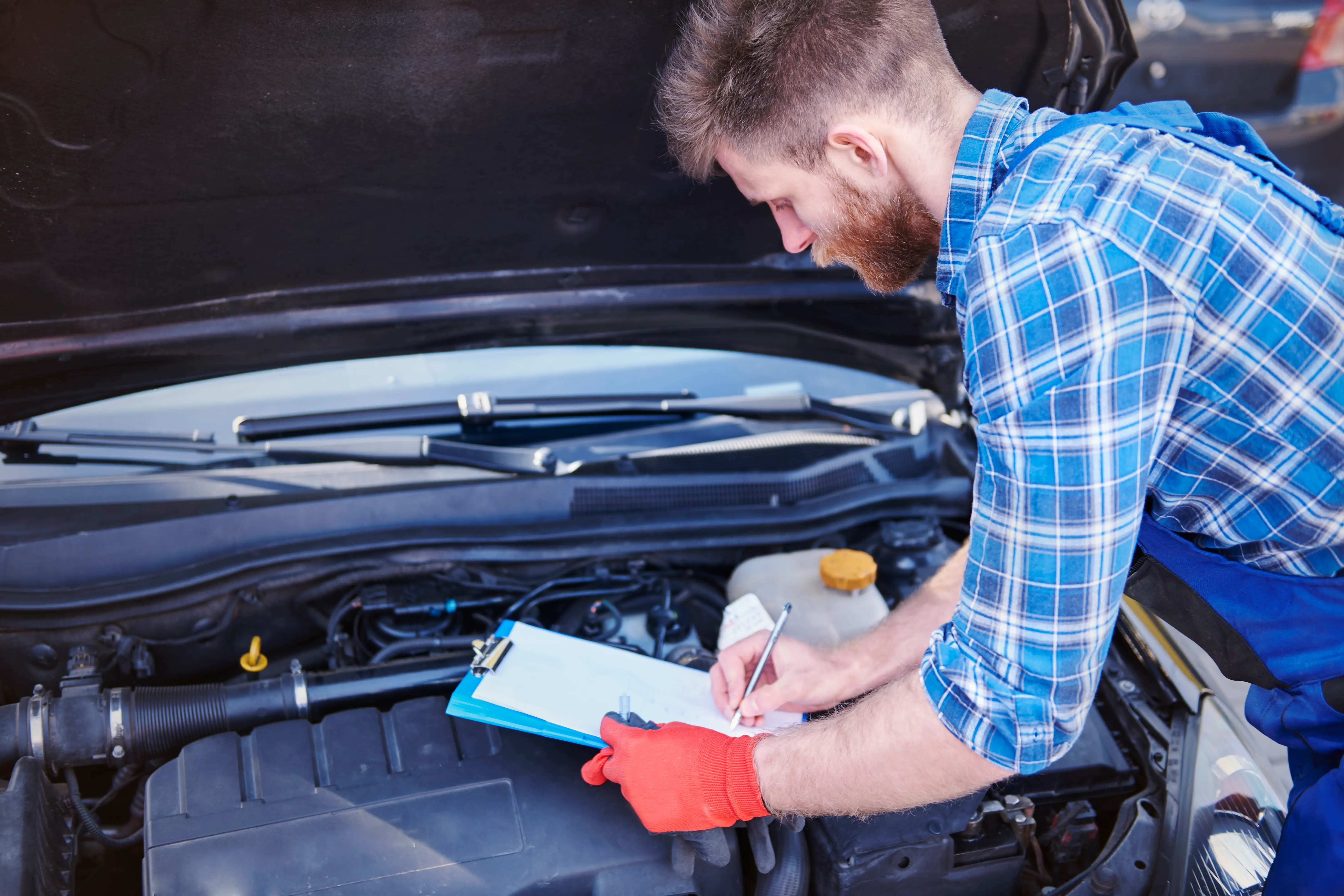 persona verificando el valor de la bateria de un carro